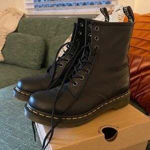 DocMartens Black NAPPA 1460 W US 8